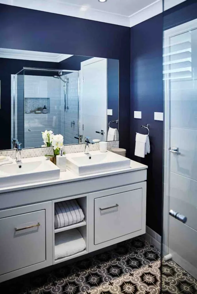 22 Inspiring Bathroom Paint Colors 16 A fresh modern bathroom with dark blue walls and white finishes.