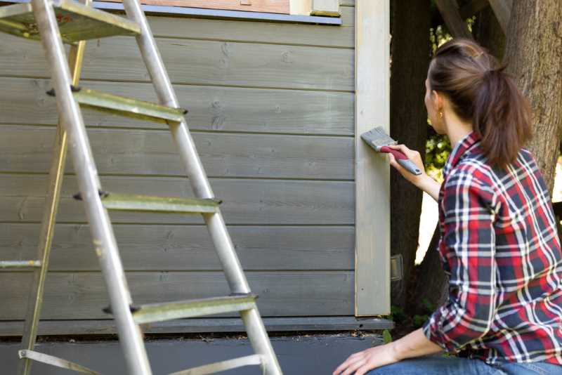 applying the best type of exterior paint finish to a house