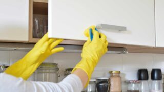 clean painted cabinets
